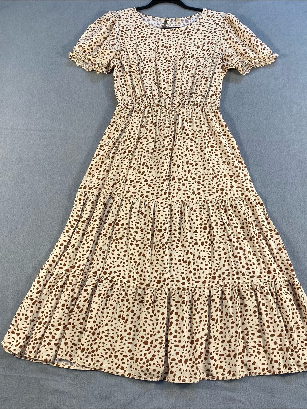 Grecerelle women’s Cream & Brown print puff sleeve Tiered Midi Dress, size S